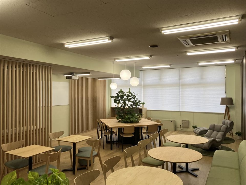 【導入事例】オフィスのフリースペースを木質化・緑化リノベーション「富士電機株式会社」