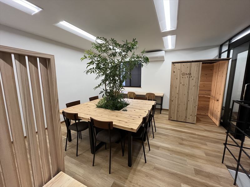 【導入事例】働きやすい環境を目指した木質化リノベ「新興建築サービス」